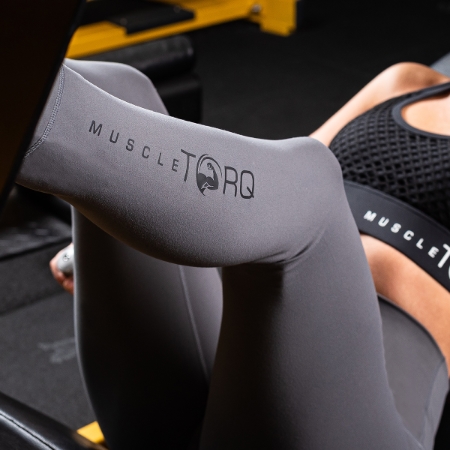 Model insitu modelling leggings for an ecommerce store.